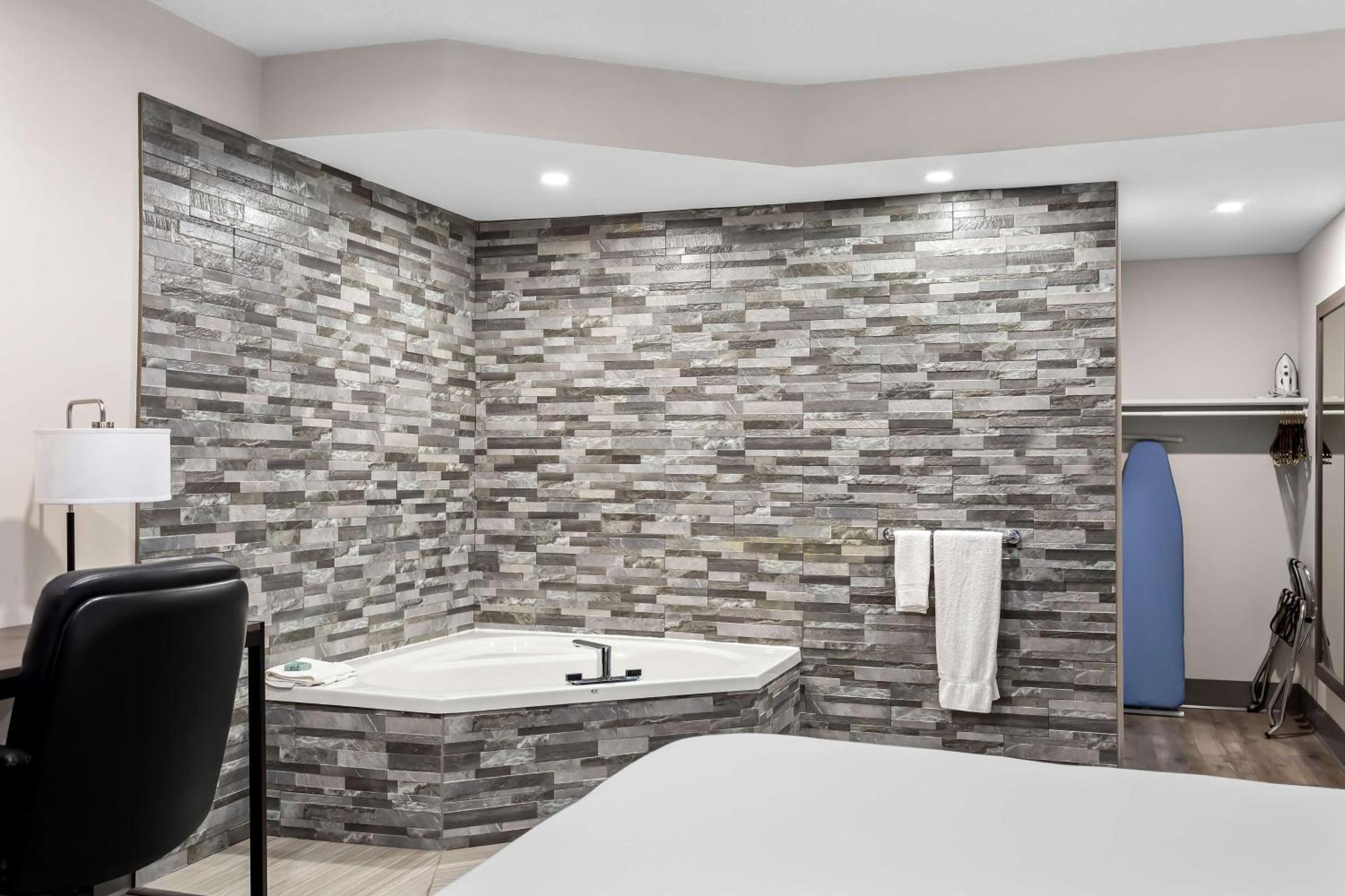 Surestay Plus By Best Western Windsor Exterior photo
