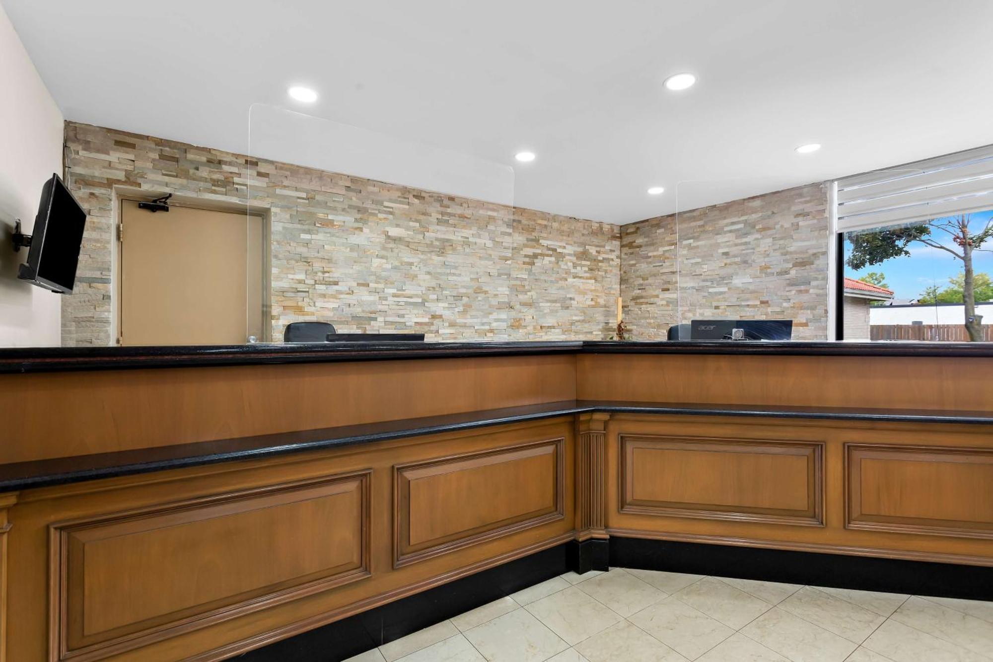 Surestay Plus By Best Western Windsor Exterior photo