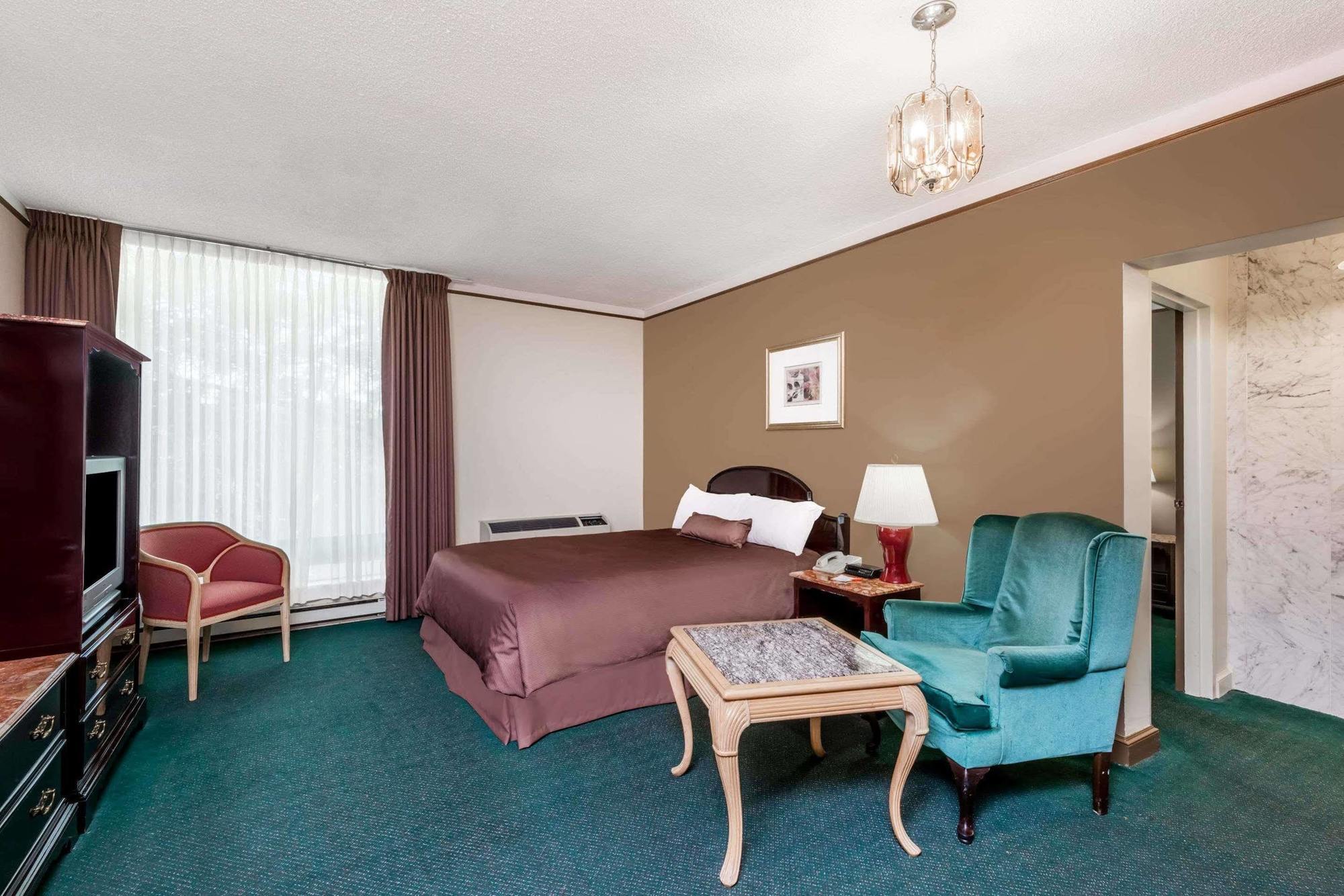 Surestay Plus By Best Western Windsor Exterior photo